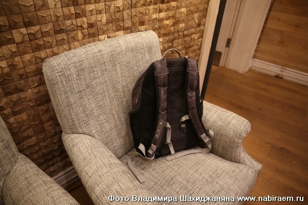 Кресло и рюкзак