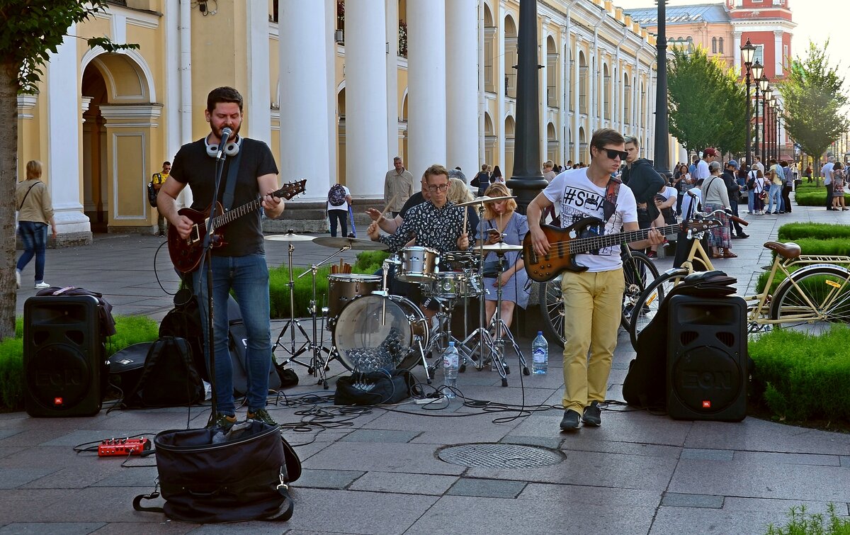 Выступление группы спб. Уличные музыканты Санкт-Петербурга 2020. Музыканты на Невском проспекте уличные в Питере.