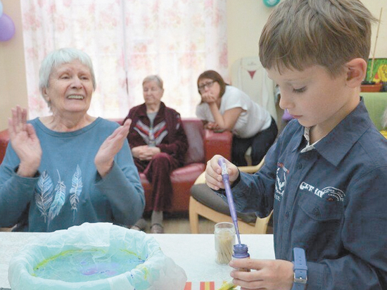 Бабушка, научи эмпатии: детские сады объединяют с домами престарелых