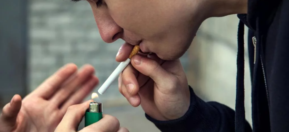 За 20 лет подростки не стали курить меньше