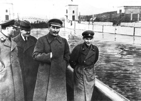 Климент Ворошилов, Вячеслав Молотов, Иосиф Сталин и Николай Ежов на канале Москва — Волга, 1937 год